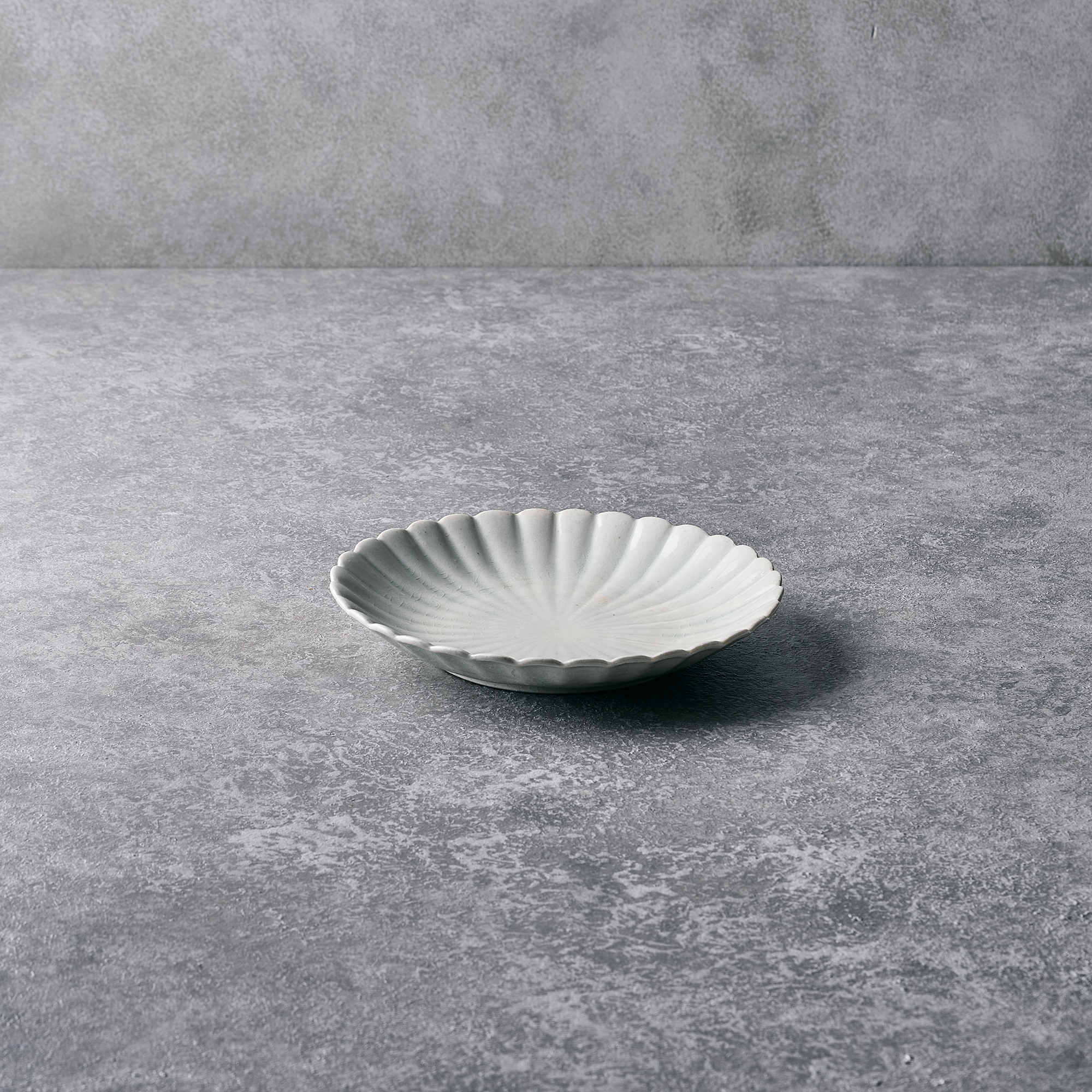 SHINJI HIDAKA WHITE FLOWER PLATE Φ7.1 in 白磁輪花6寸皿 菊