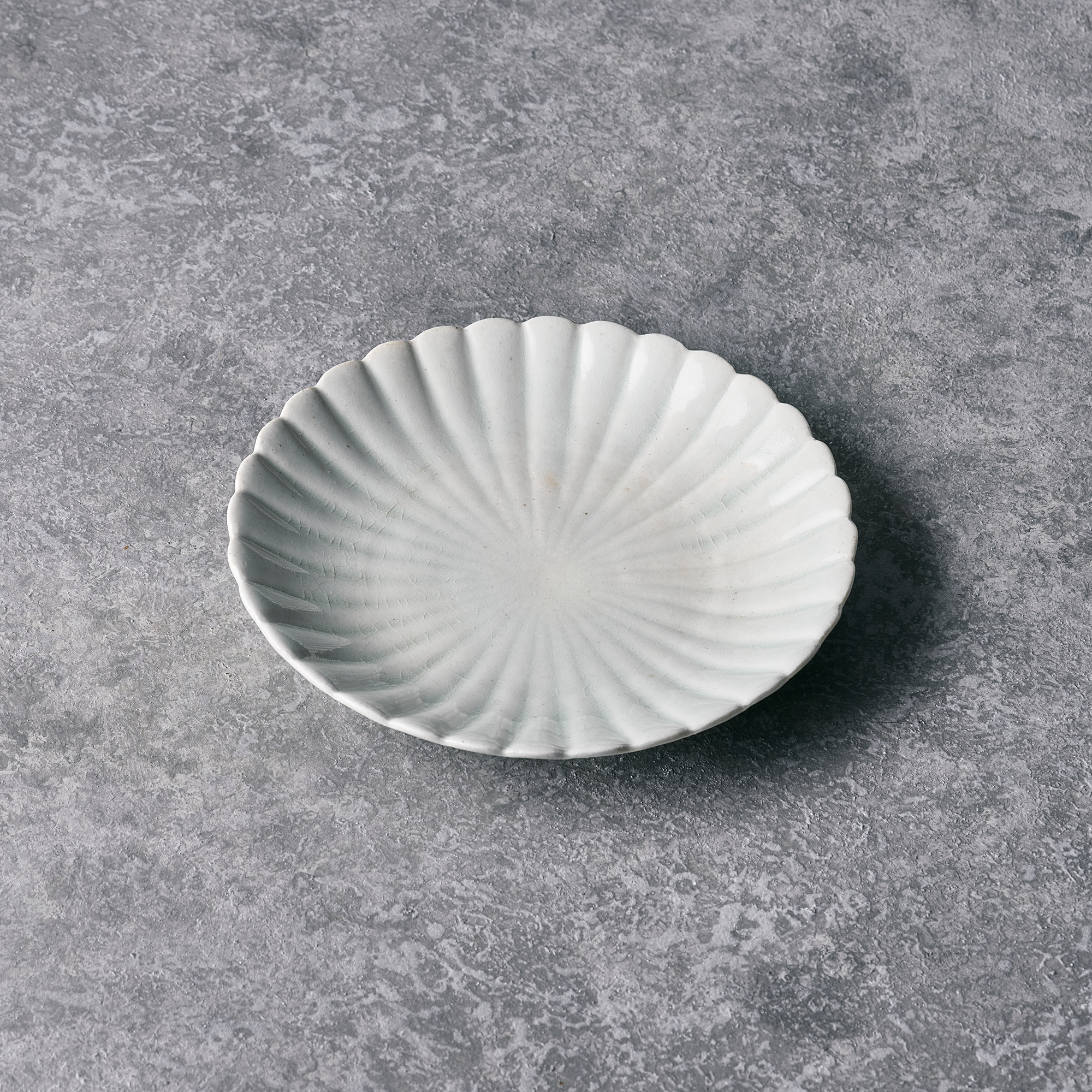 SHINJI HIDAKA WHITE FLOWER PLATE Φ7.1 in 白磁輪花6寸皿 菊