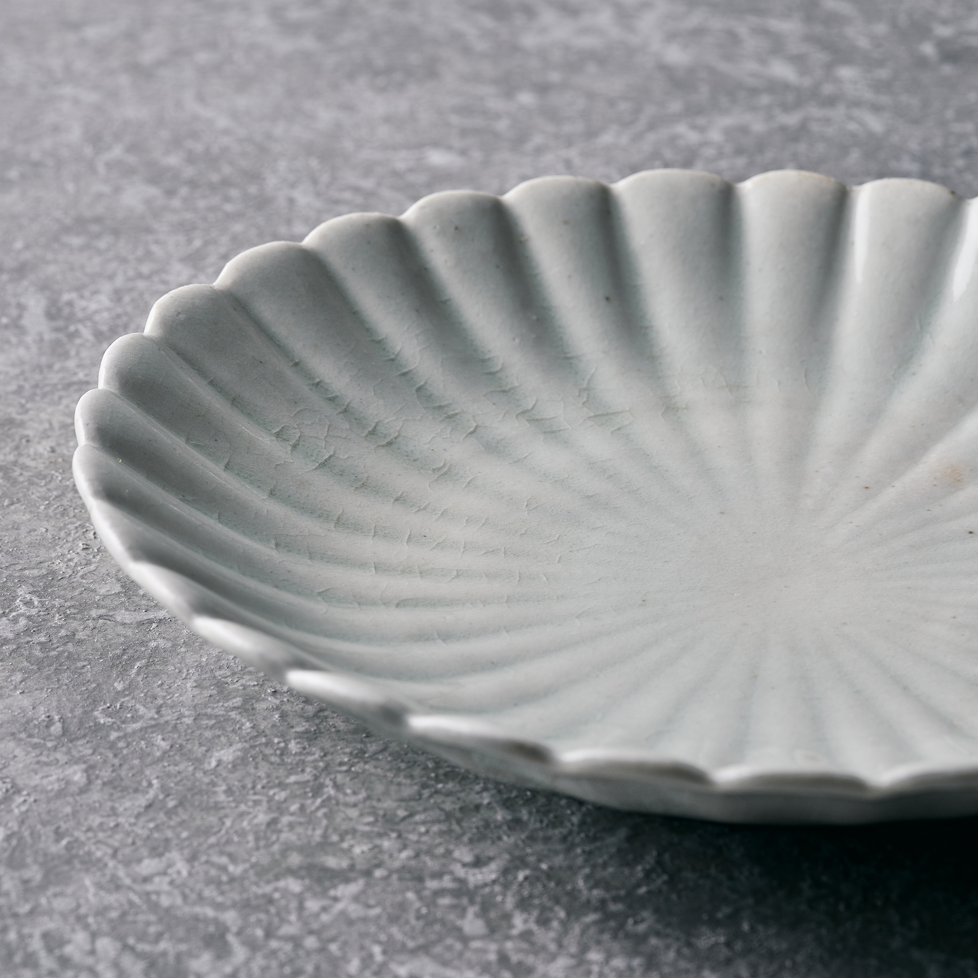 SHINJI HIDAKA WHITE FLOWER PLATE Φ7.1 in 白磁輪花6寸皿 菊