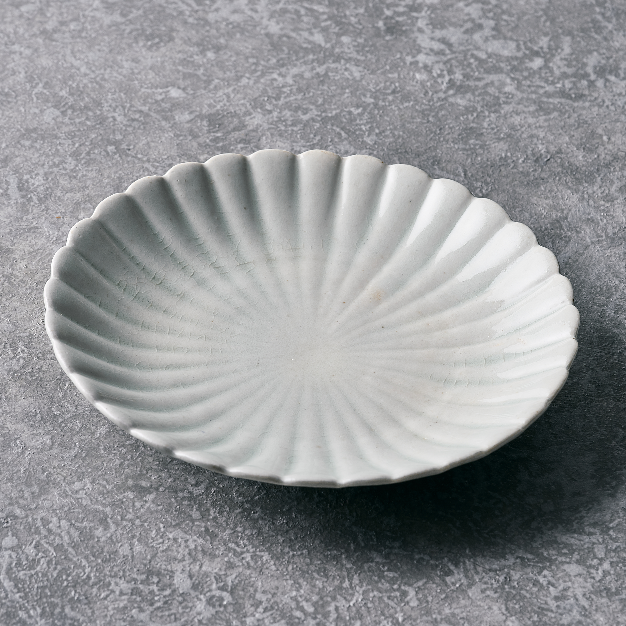 SHINJI HIDAKA WHITE FLOWER PLATE Φ7.1 in 白磁輪花6寸皿 菊