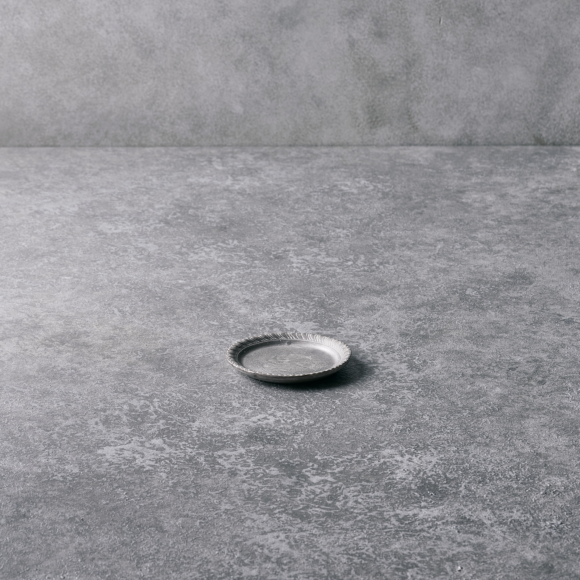 DAISUKE KAMETA ROUND PLATE W3.7 x H0.51in