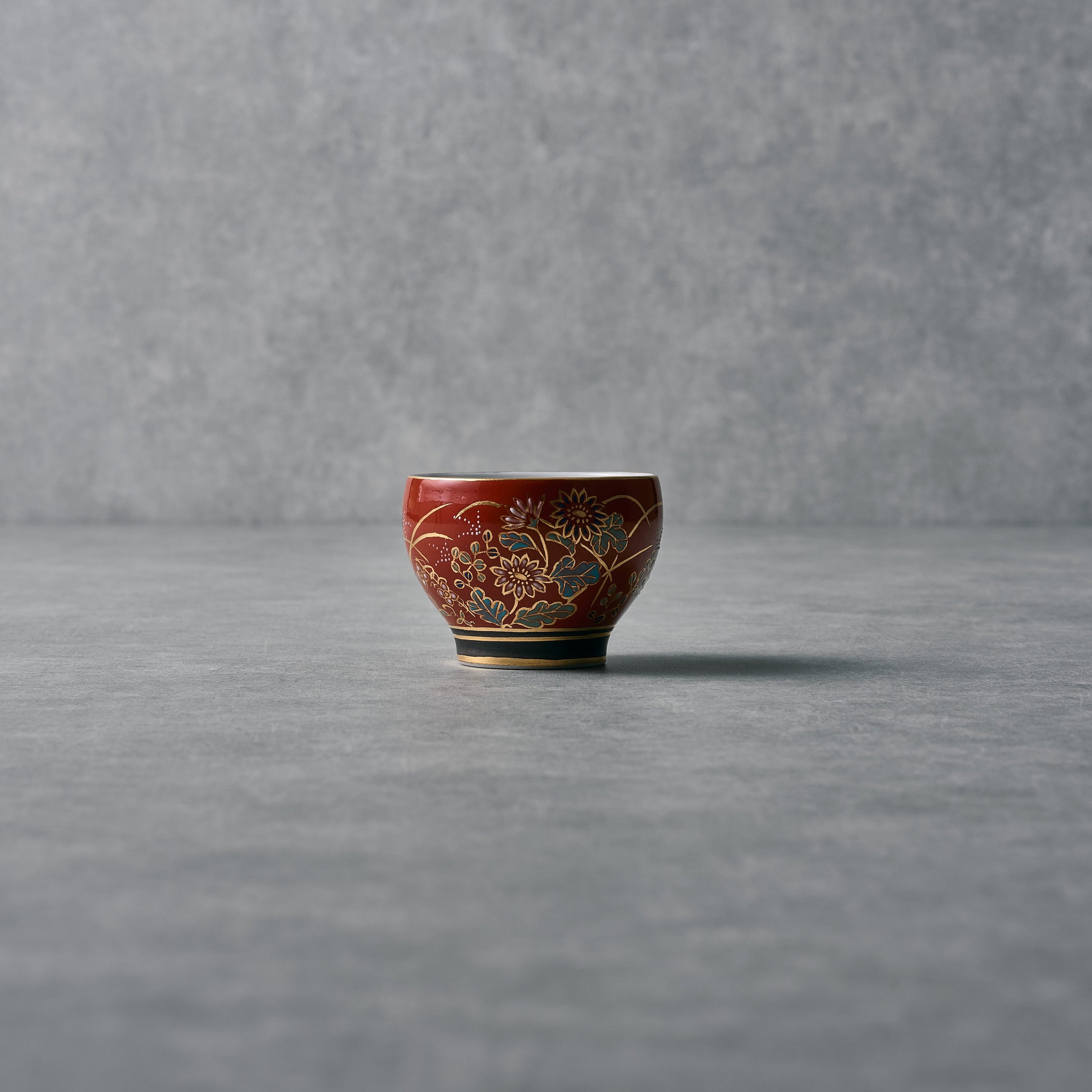 KUTANI KINZAN KILN SHUGU RED SAKE CUP 朱地色絵金彩小菊文 丸盃