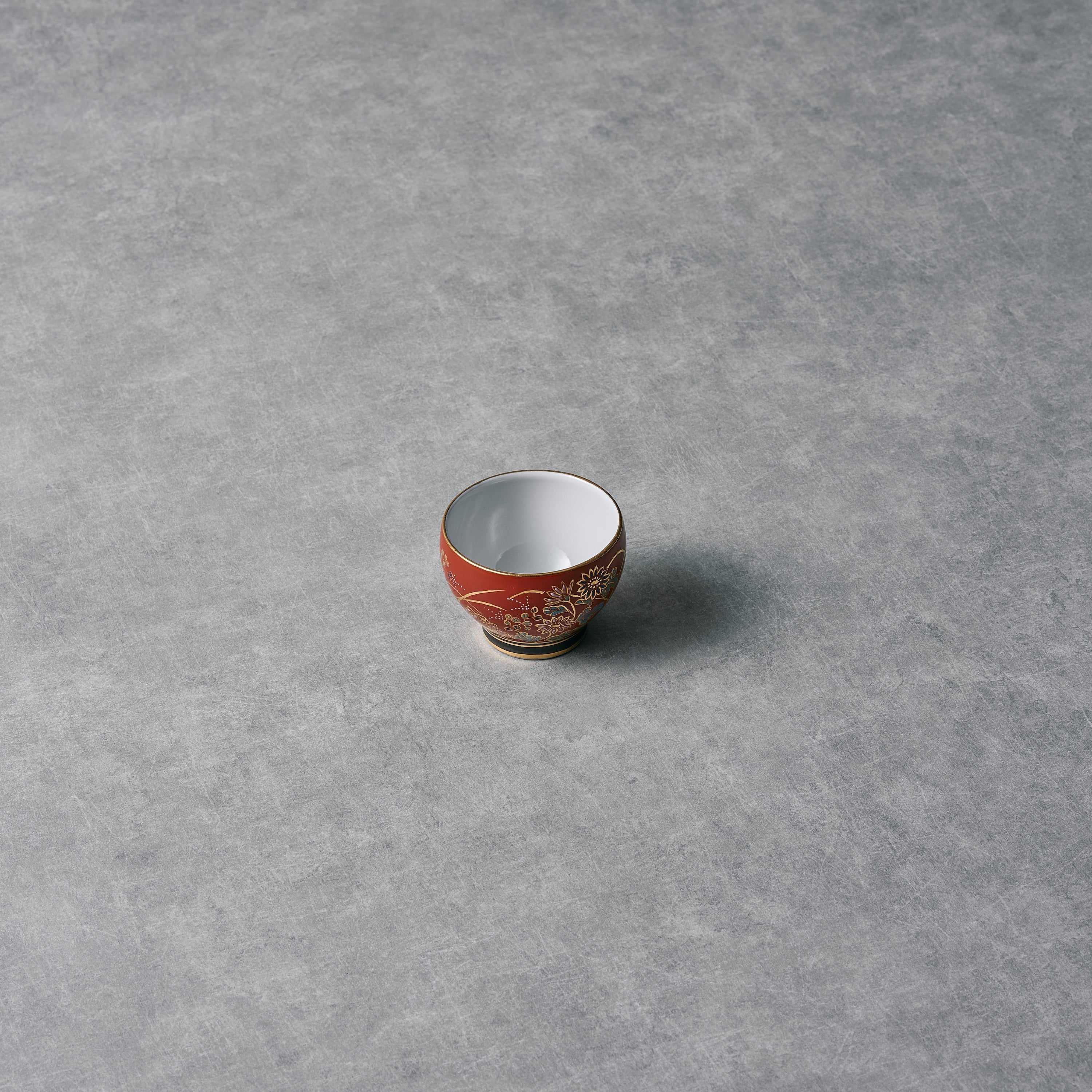KUTANI KINZAN KILN SHUGU RED SAKE CUP 朱地色絵金彩小菊文 丸盃