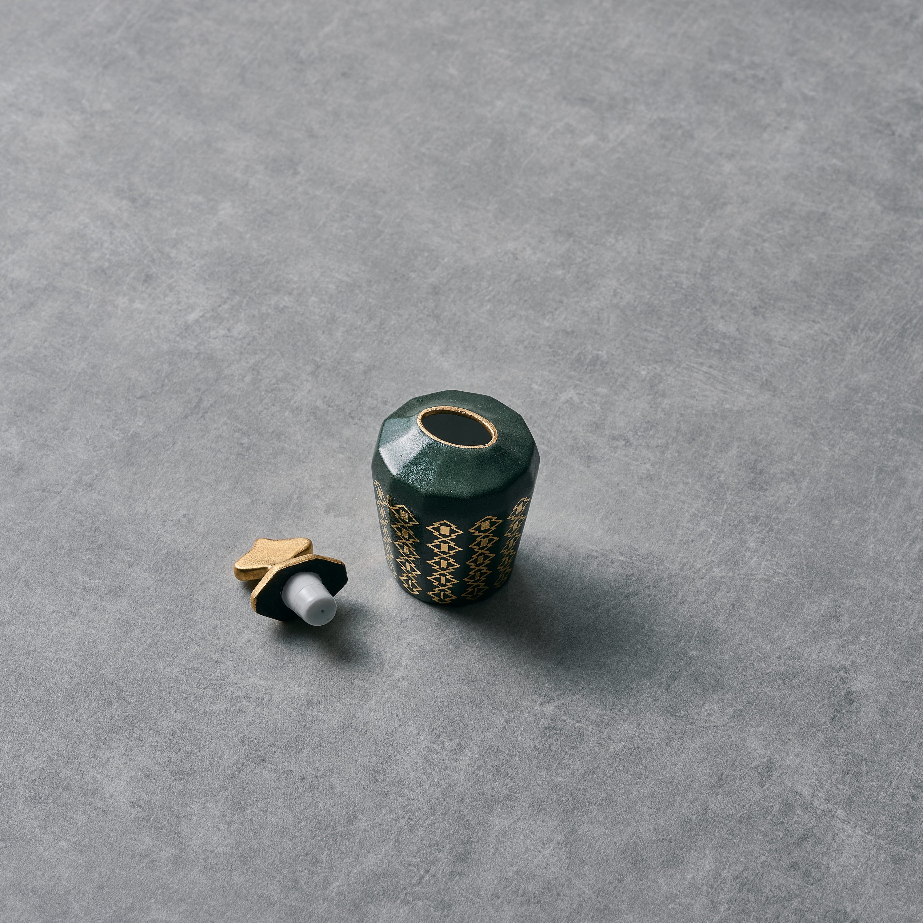 KUTANI KINZAN KILN MINI INCENSE BOTTLE / MIROKU MATSUBAYASHI 松皮菱