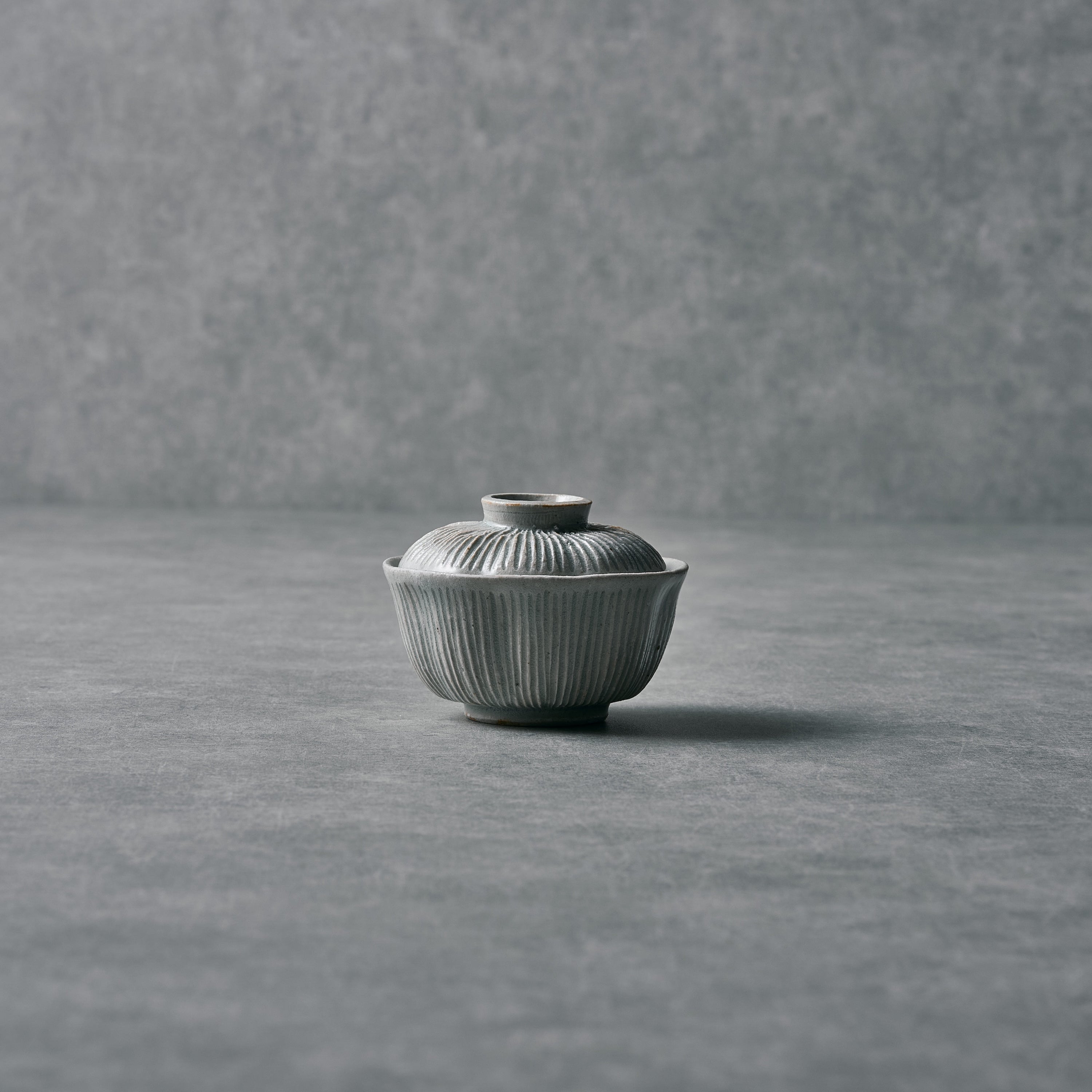 SHINJI HIDAKA BLUE AND WHITE PORCELAIN MINI BOWL WITH LID 青白磁蓋付き豆碗しのぎ