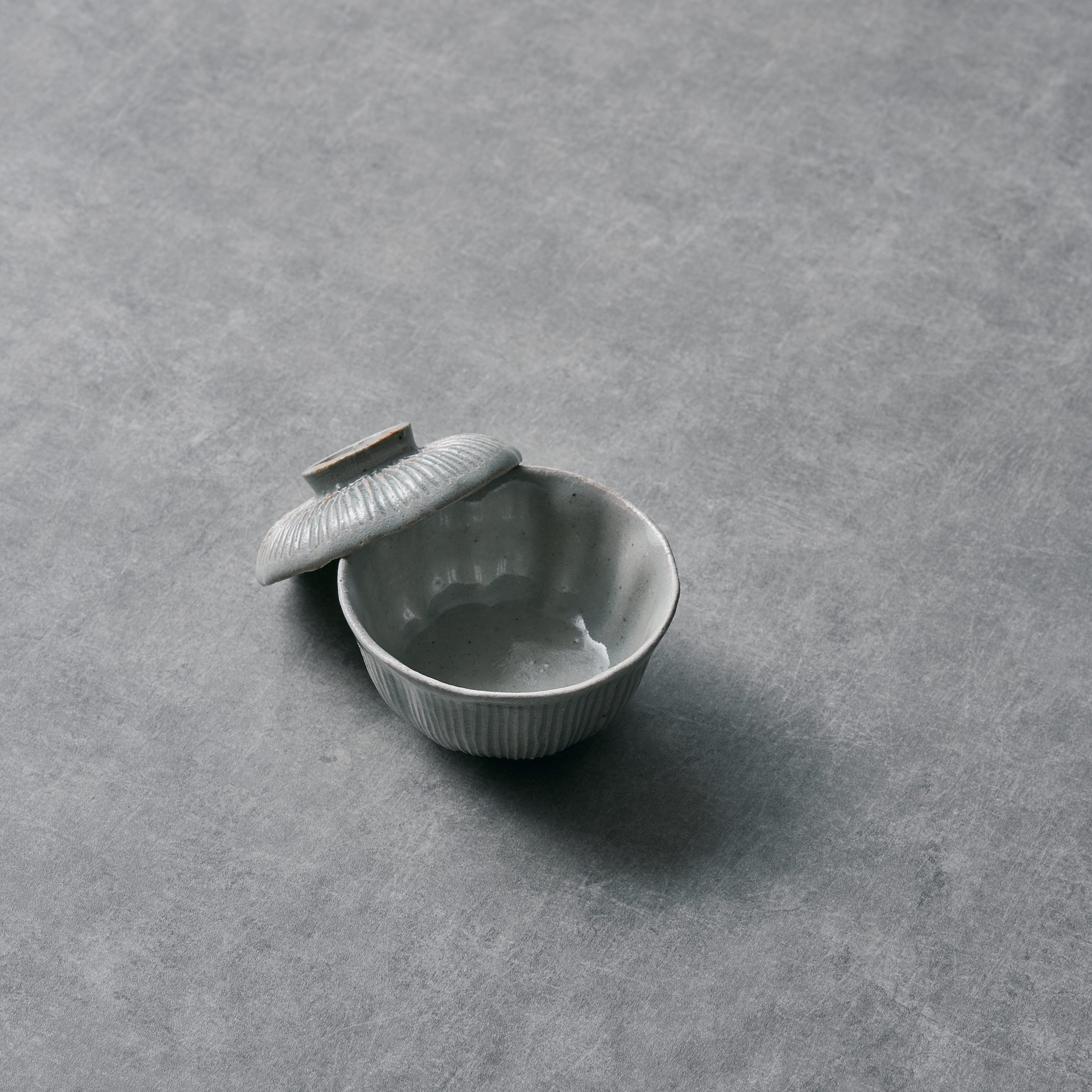 SHINJI HIDAKA BLUE AND WHITE PORCELAIN MINI BOWL WITH LID 青白磁蓋付き豆碗しのぎ