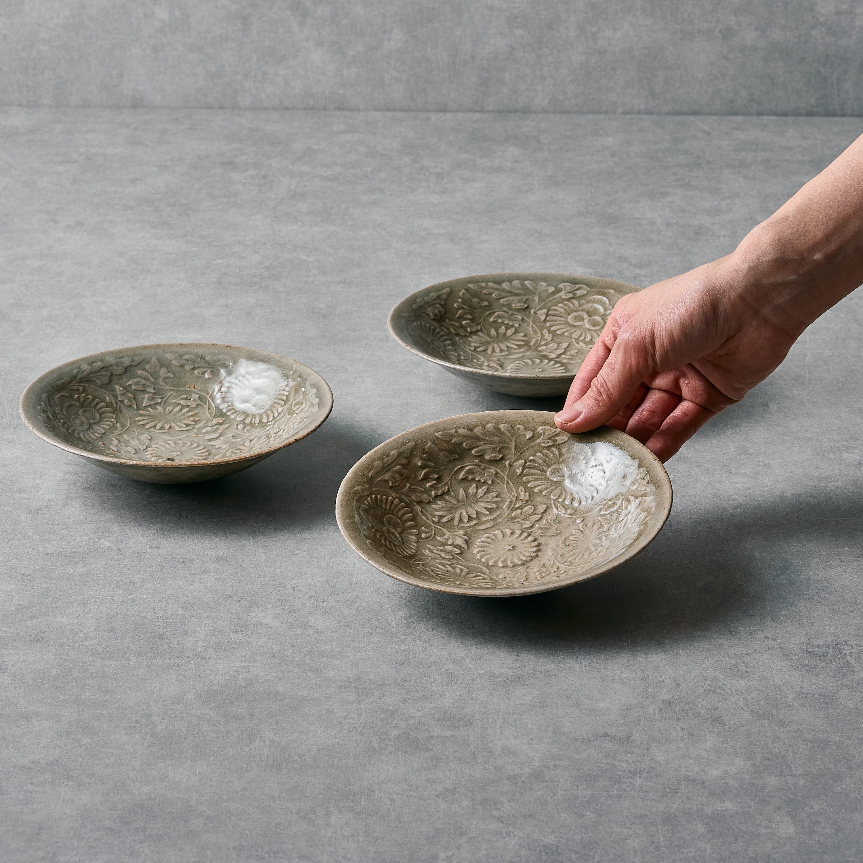 SHINJI HIDAKA CELADON BOWL Φ6.2 x H1.8 in 青磁宝相華文鉢 高麗写5寸