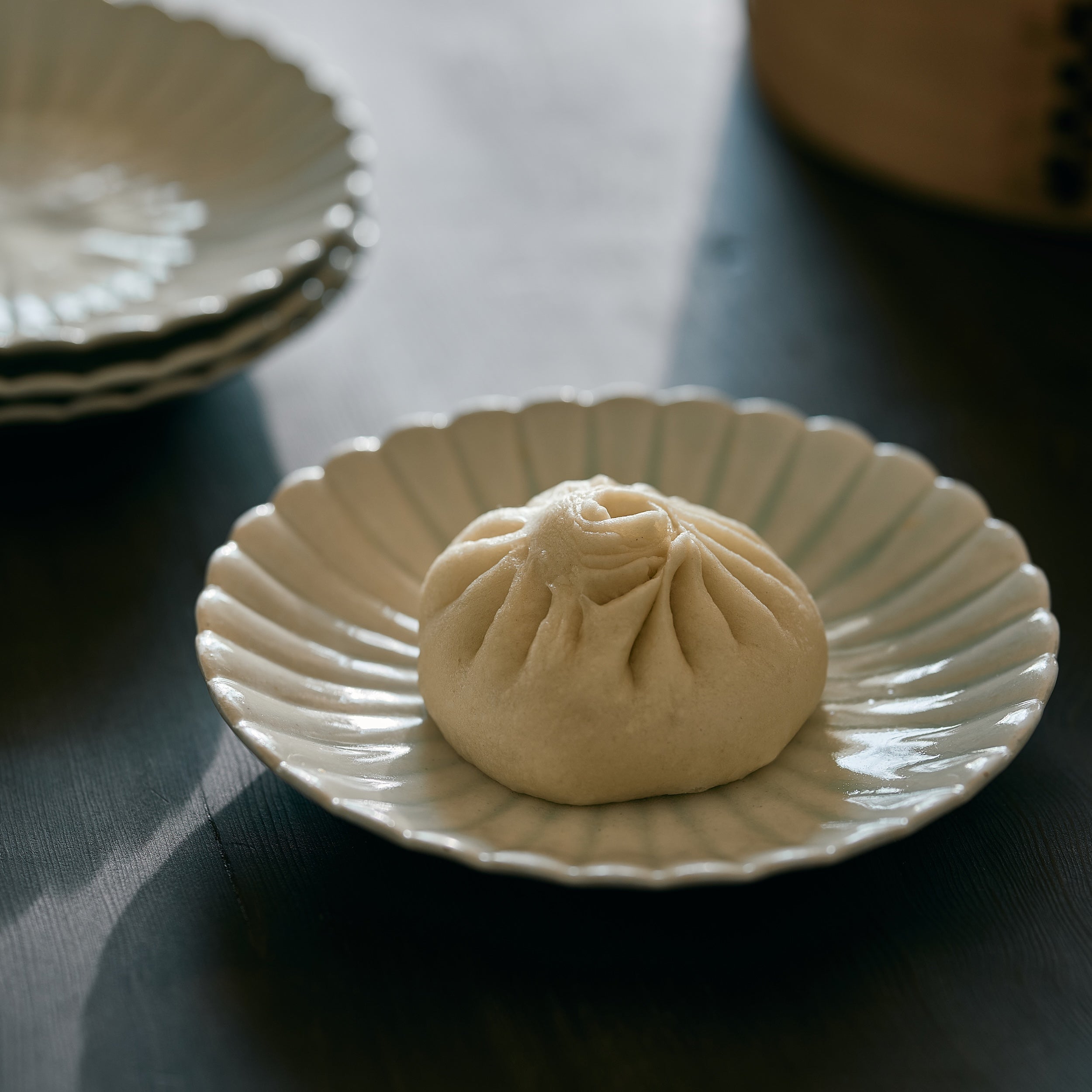 SHINJI HIDAKA WHITE FLOWER PLATE Φ7.1 in 白磁輪花6寸皿 菊