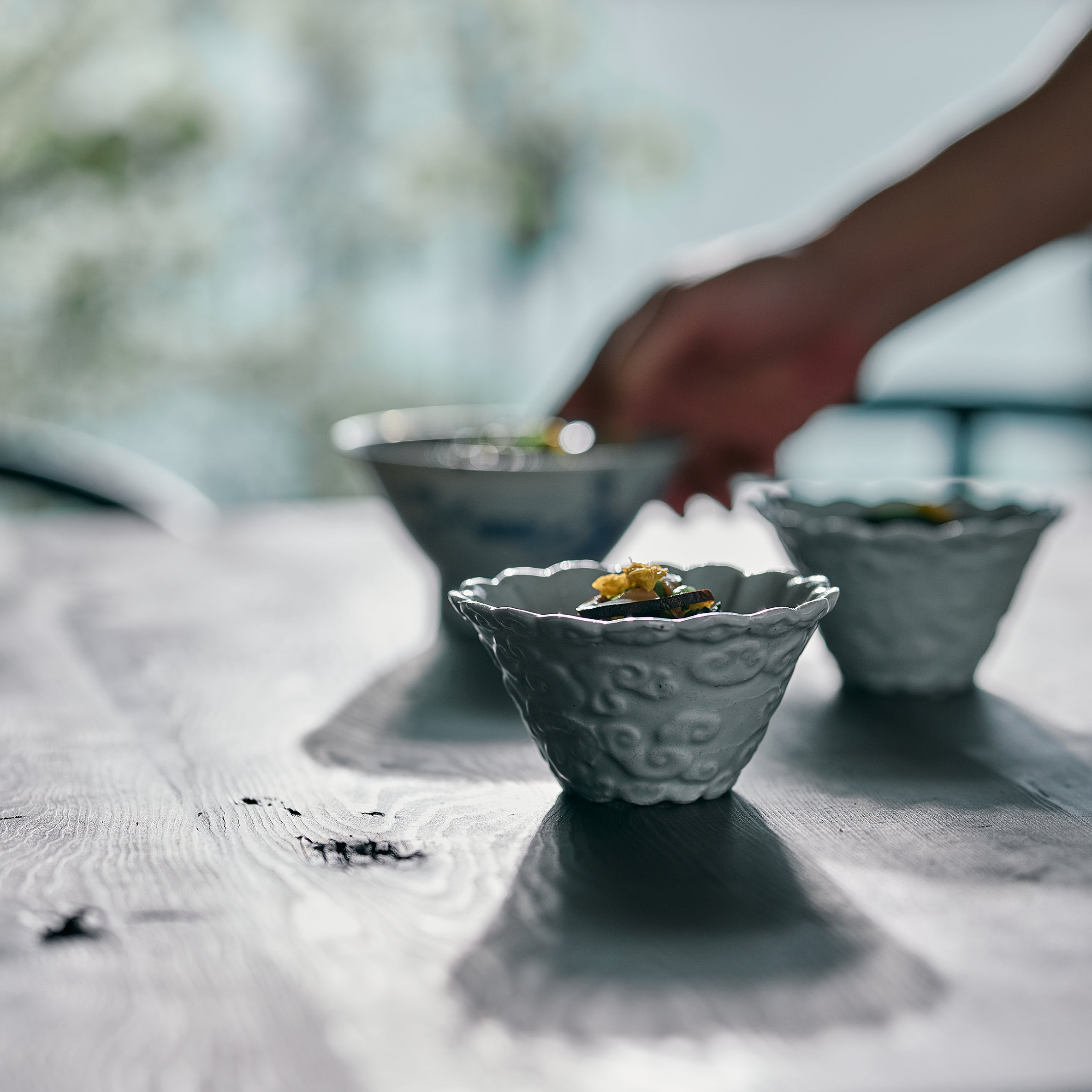 伊万里焼 白磁陽刻龍文様輪花鉢