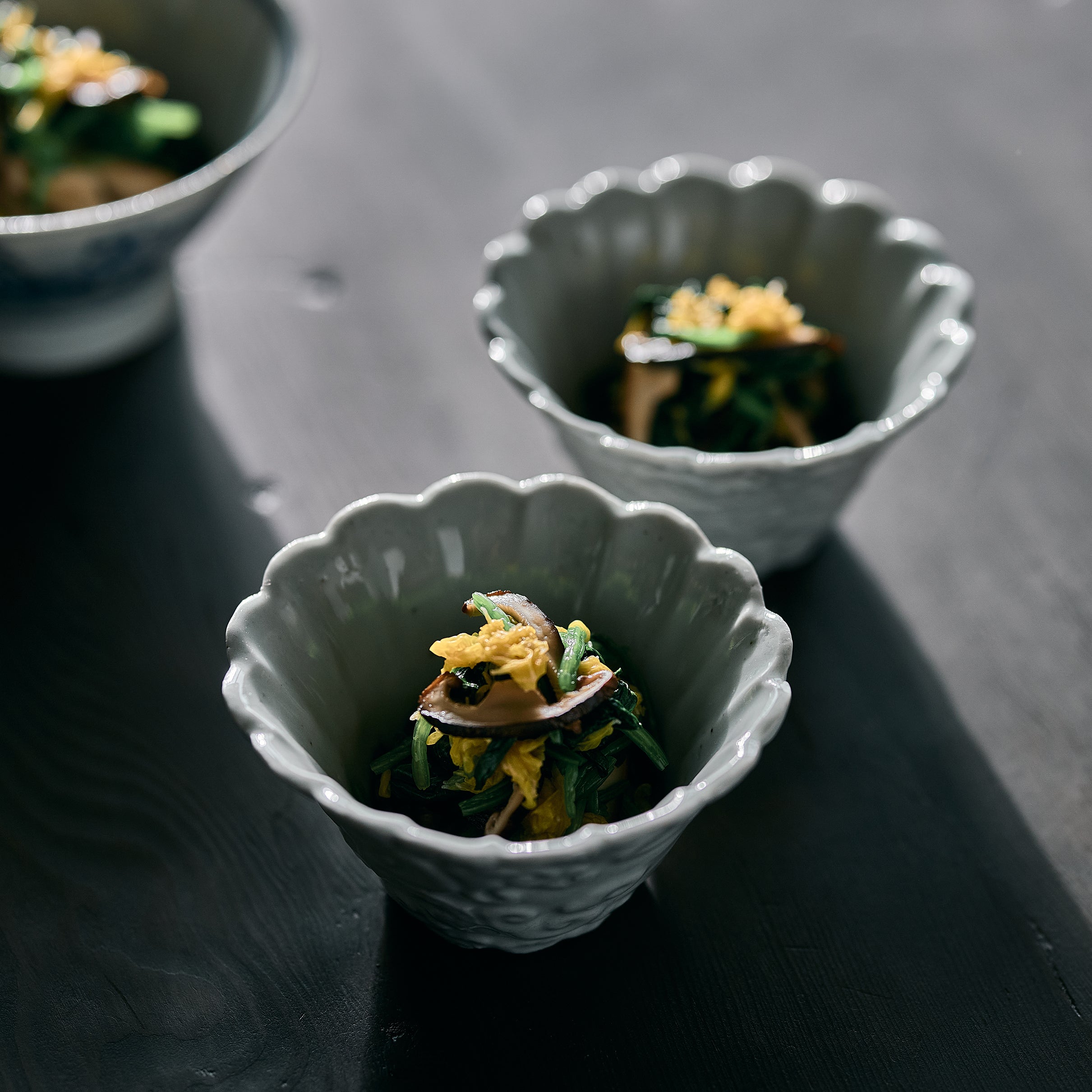 IMARI WARE 白磁陽刻龍文様輪花鉢Φ4.33xH2.36n