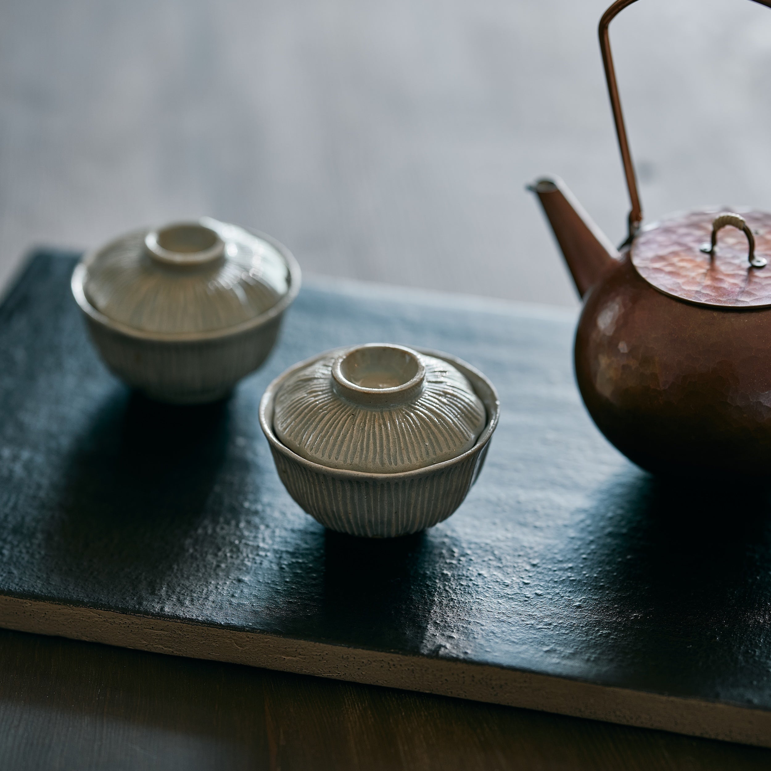 SHINJI HIDAKA BLUE AND WHTE PORCELAIN MINI BOWL WITH LID 青白磁蓋付き豆碗しのぎ　