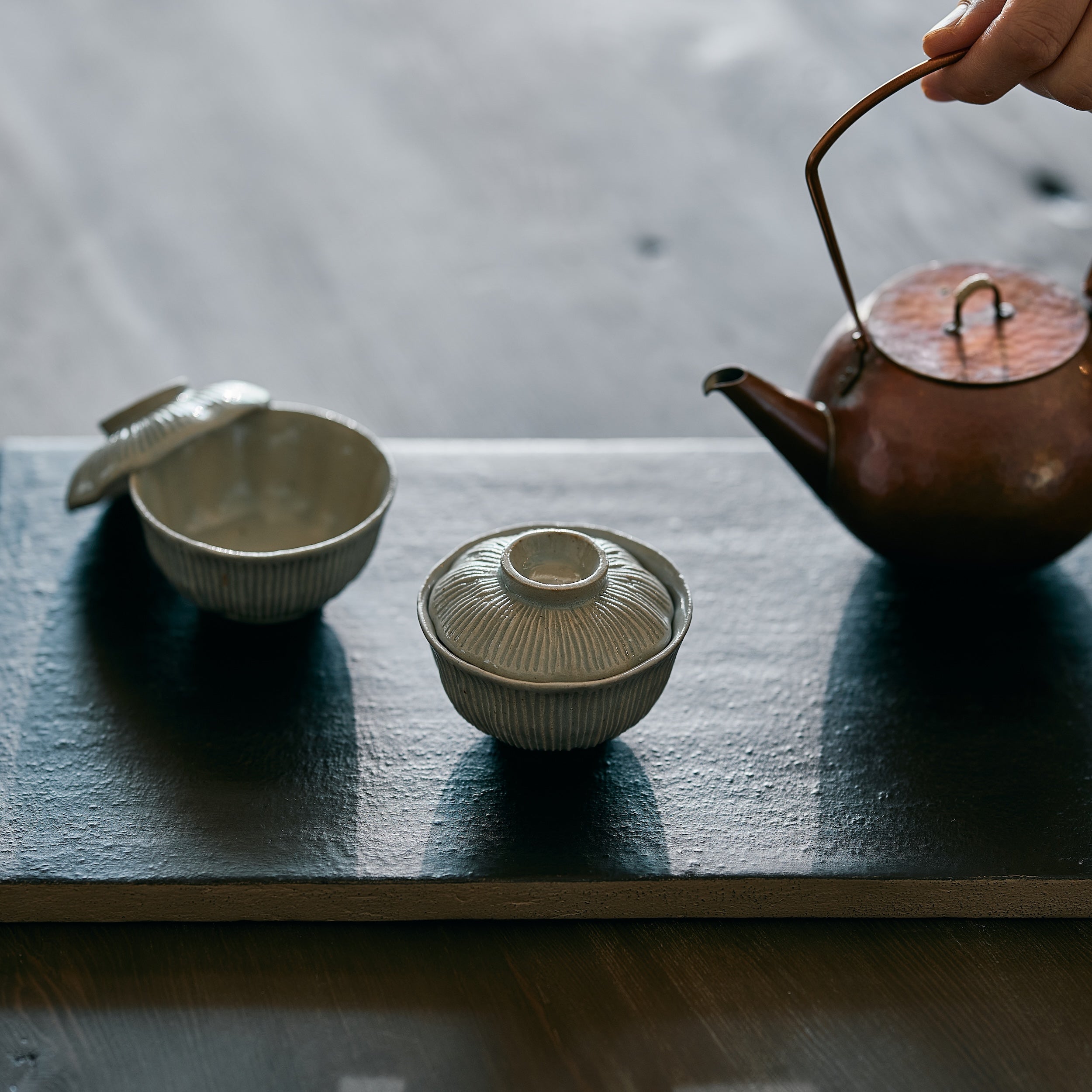 SHINJI HIDAKA BLUE AND WHTE PORCELAIN MINI BOWL WITH LID 青白磁蓋付き豆碗しのぎ　