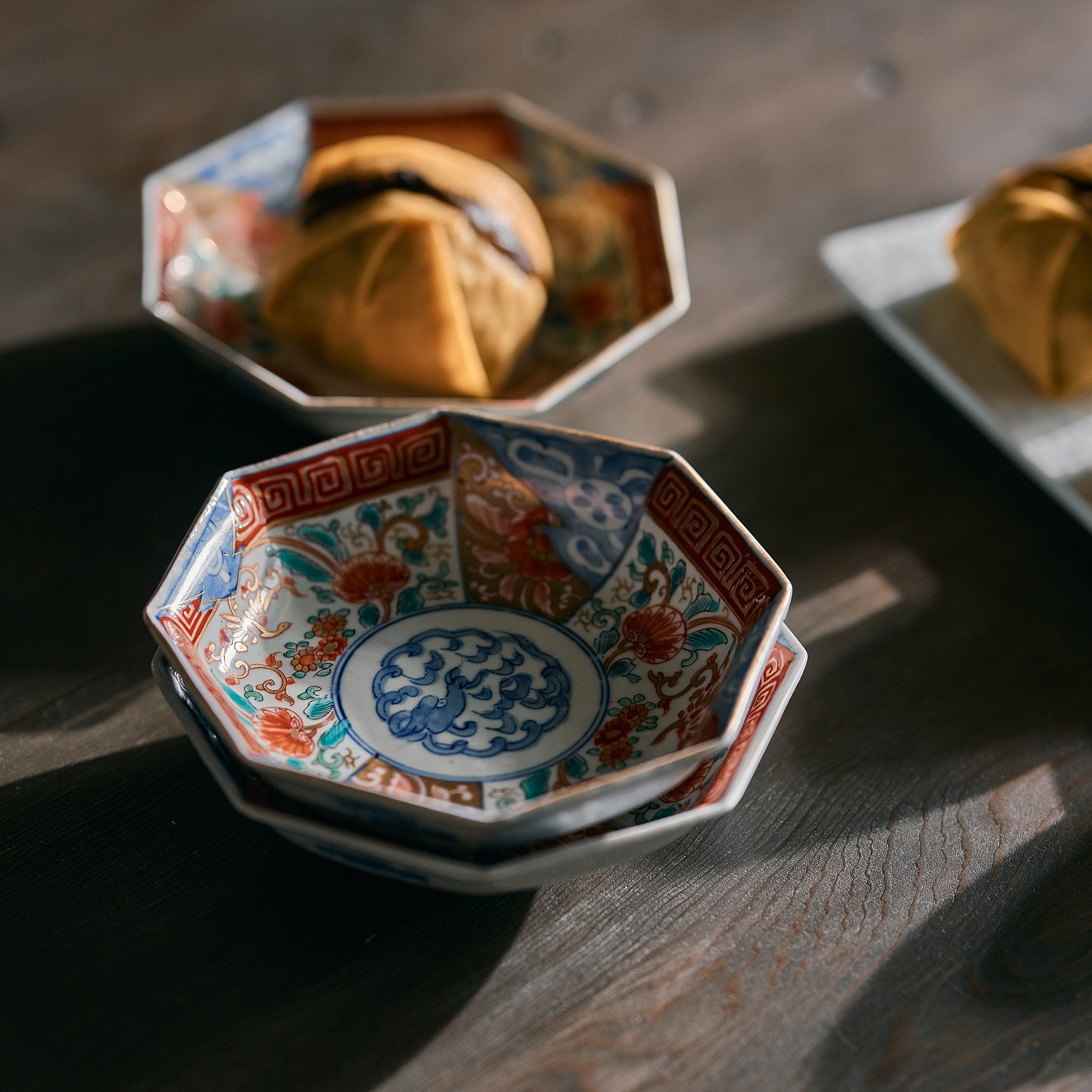 IMARI WARE 色絵花文様八角皿Φ5.51xH1.57n