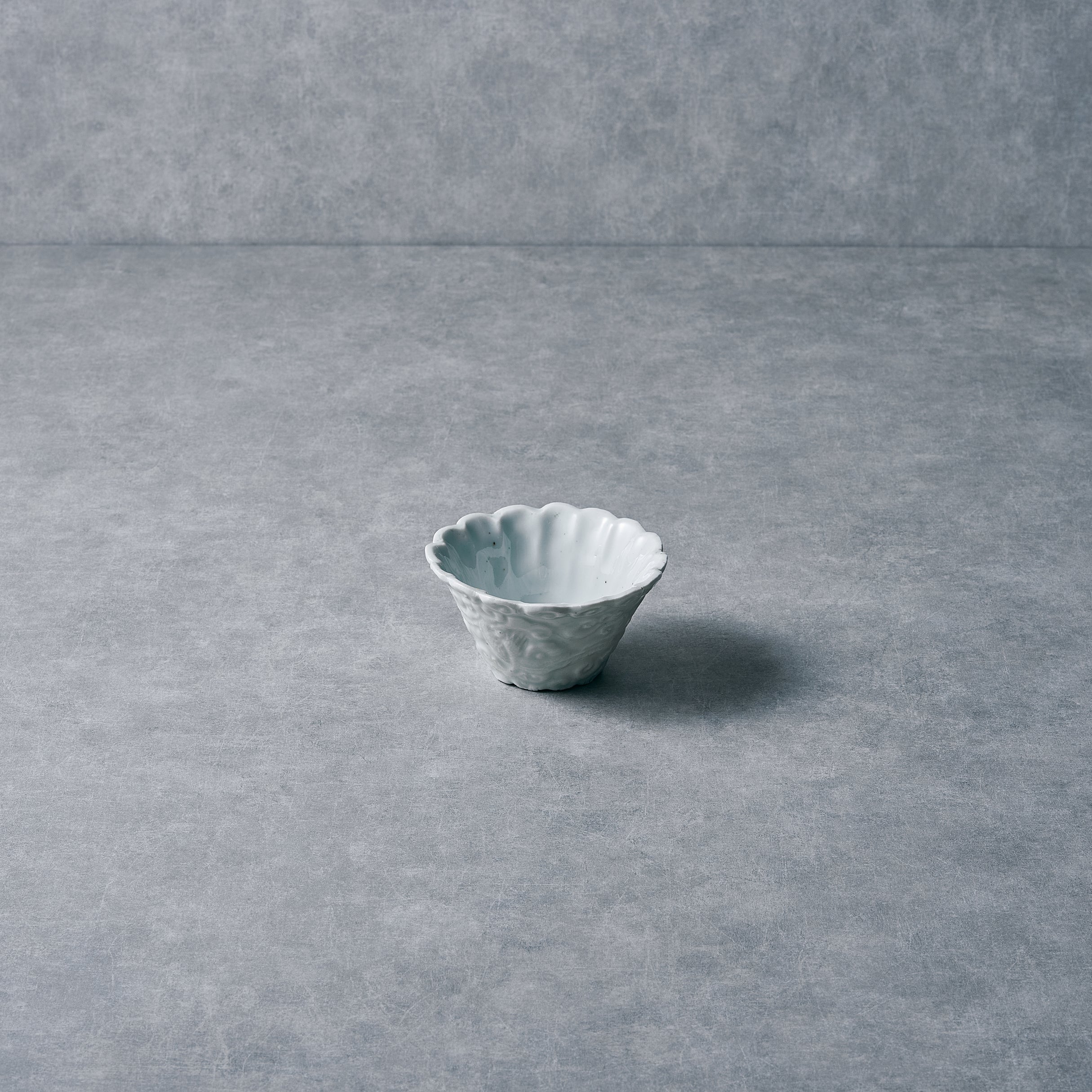 IMARI WARE 白磁陽刻龍文様輪花鉢Φ4.33xH2.36n