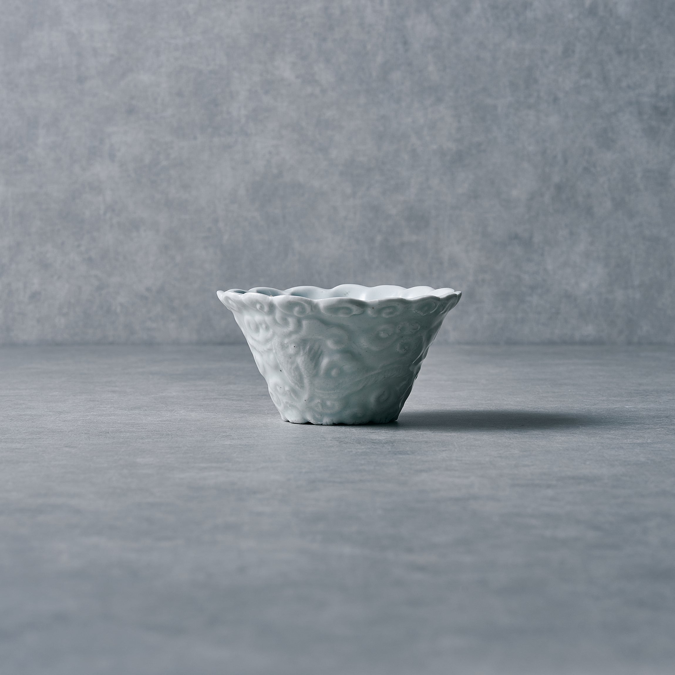 IMARI WARE 白磁陽刻龍文様輪花鉢Φ4.33xH2.36n