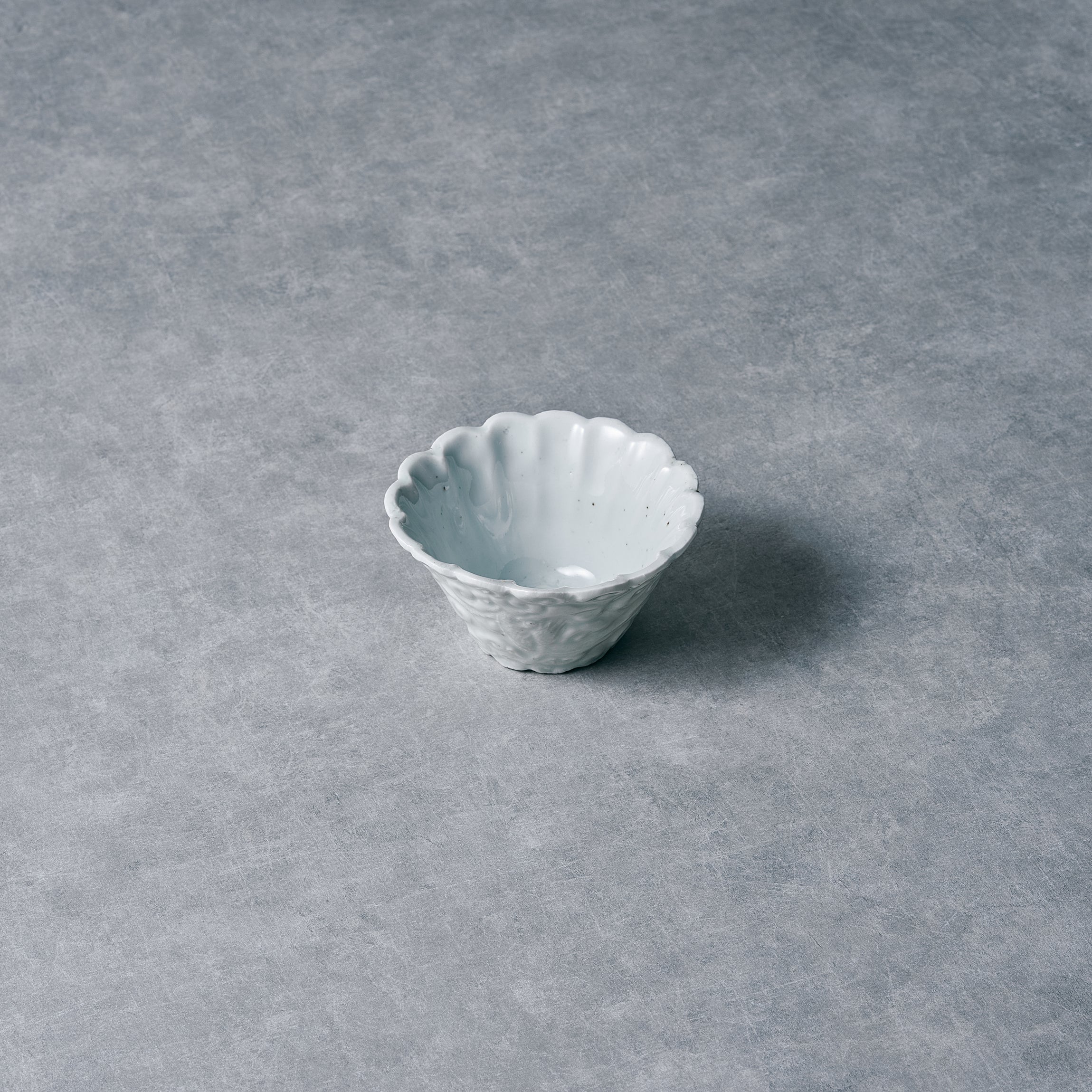 IMARI WARE 白磁陽刻龍文様輪花鉢Φ4.33xH2.36n