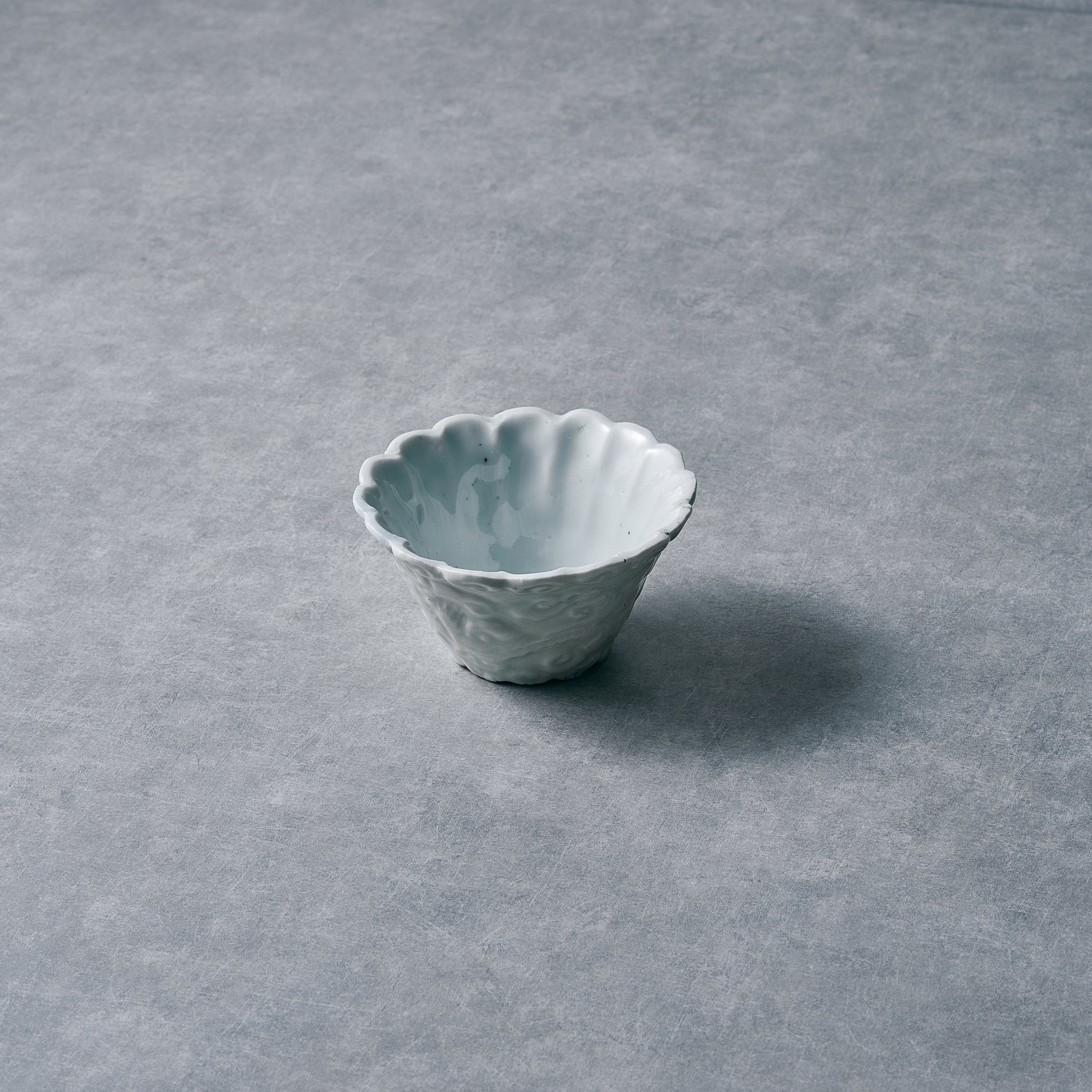 IMARI WARE 白磁陽刻龍文様輪花鉢Φ4.33xH2.36n